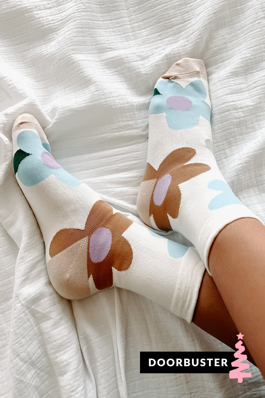 Doorbuster Tiptoeing Around Floral Crew Socks (Cream) - NanaMacs