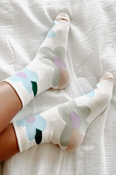 Doorbuster Tiptoeing Around Floral Crew Socks (Cream) - NanaMacs