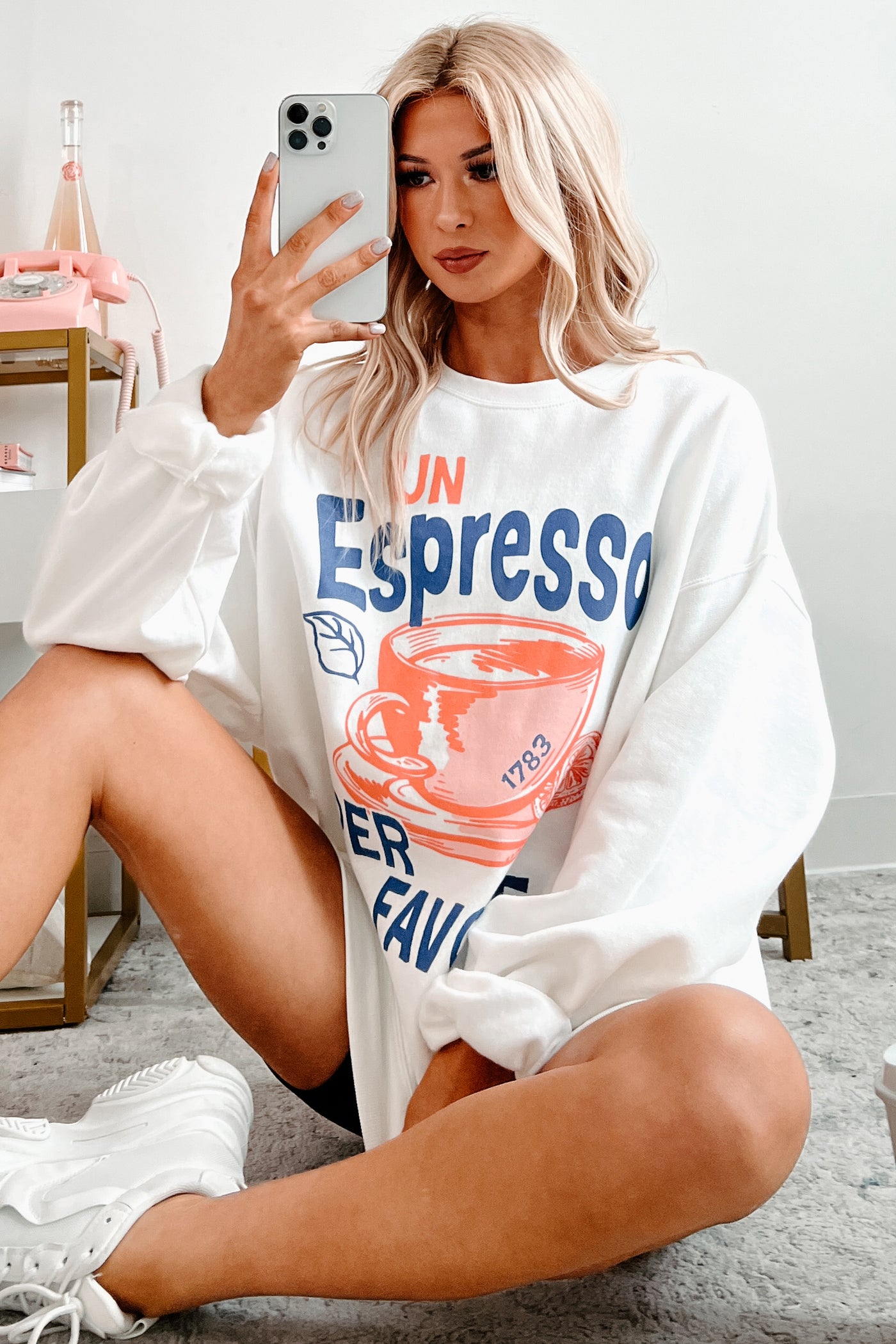 "Un Espresso" Graphic Sweatshirt (White) - NanaMacs