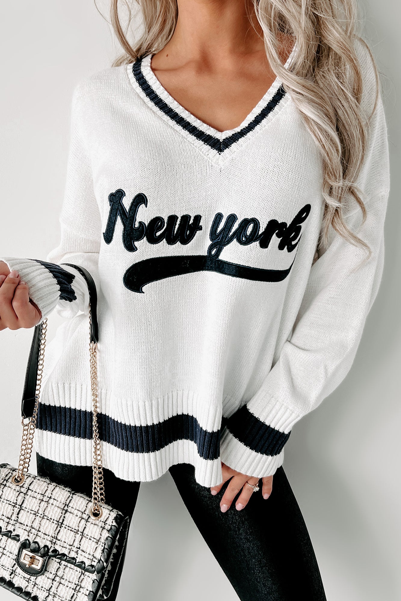Lelis Women's New York Is Calling V-Neck Graphic Sweater in White/Navy - Size L