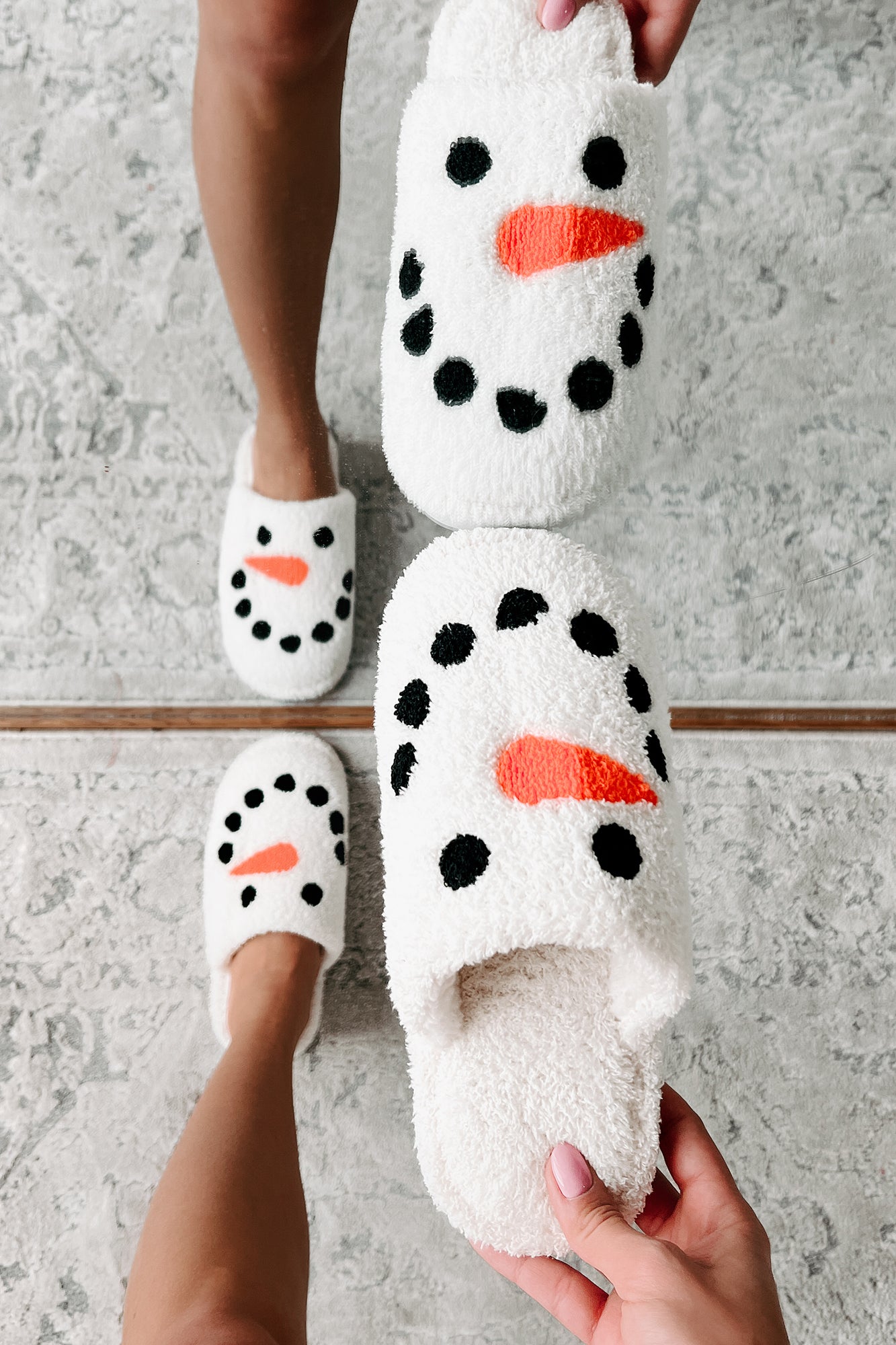 Carrot Nose Cutie Fuzzy Snowman Slippers (White/Snowman) - NanaMacs