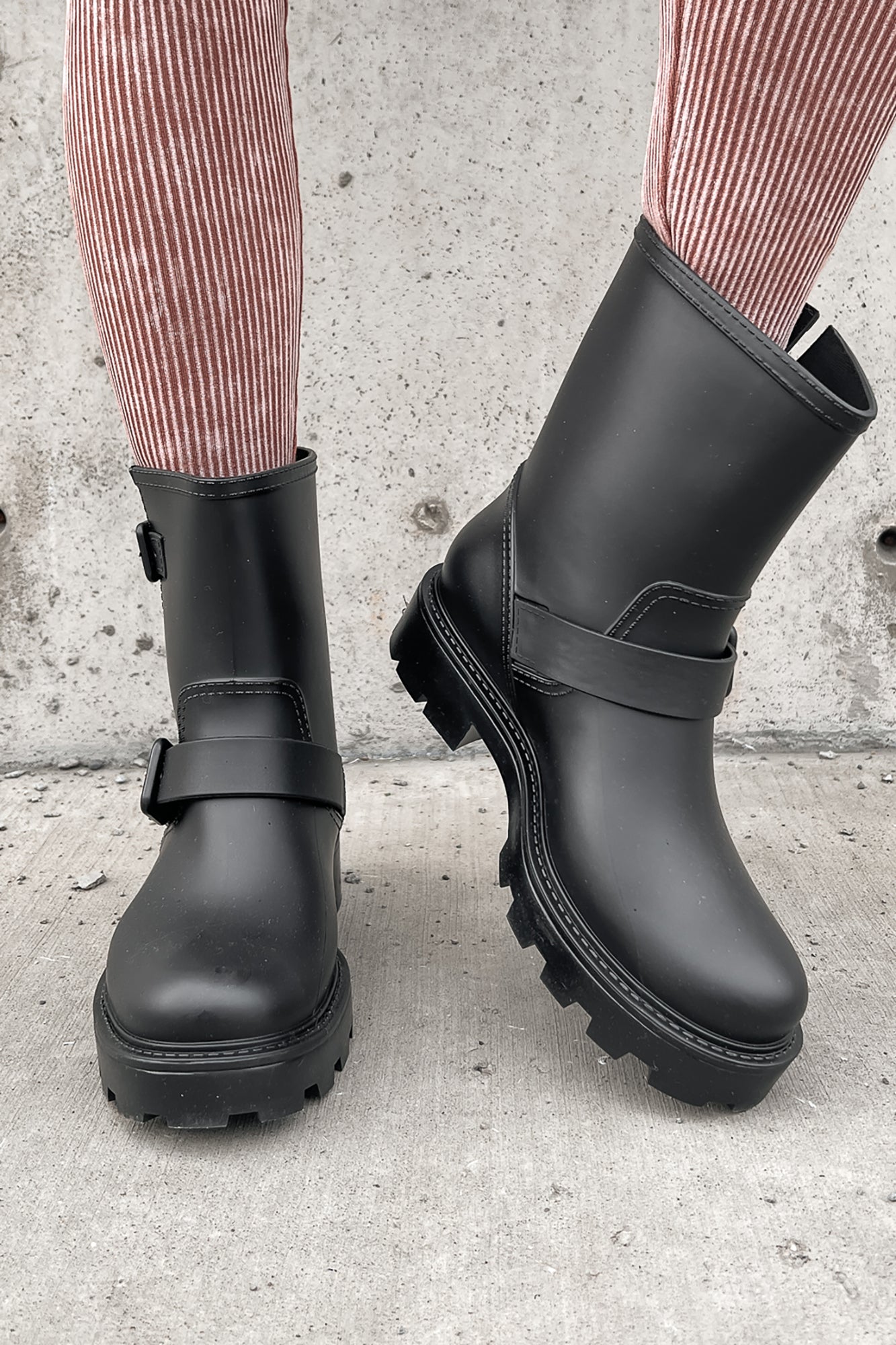 Buckle and strap top detail check rain boots