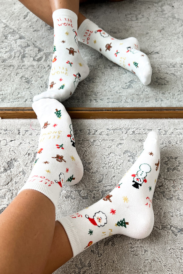 Doorbuster Season To Be Freezin' Christmas Theme Crew Socks (White) - NanaMacs