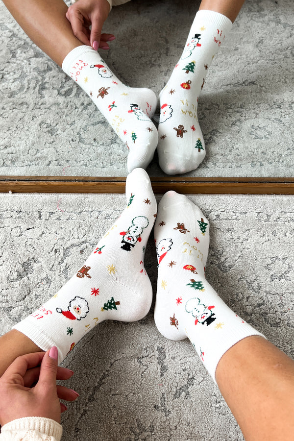 Doorbuster Season To Be Freezin' Christmas Theme Crew Socks (White) - NanaMacs