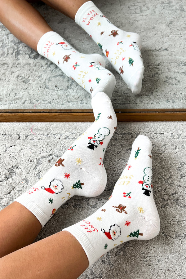 Doorbuster Season To Be Freezin' Christmas Theme Crew Socks (White) - NanaMacs