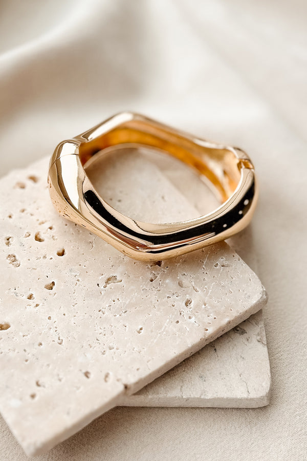 Keep It Pretty Abstract Wavy Hinge Bangle (Gold)