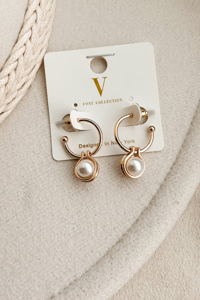 Seaside Glow Dangling Pearl Hoop Earrings (Gold)