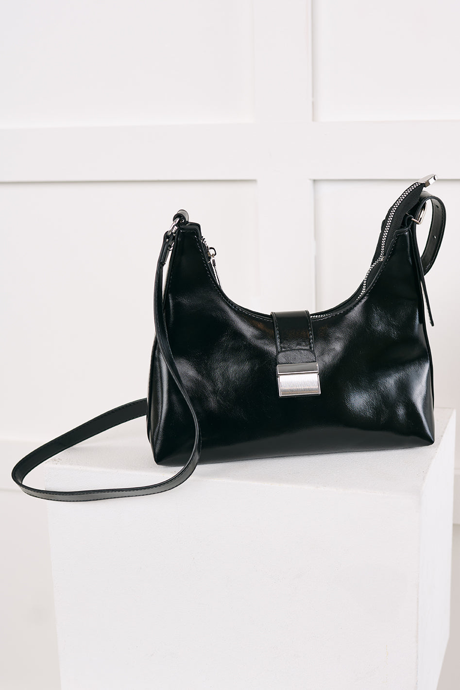 Vogue Visionary Faux Leather Handbag (Black)