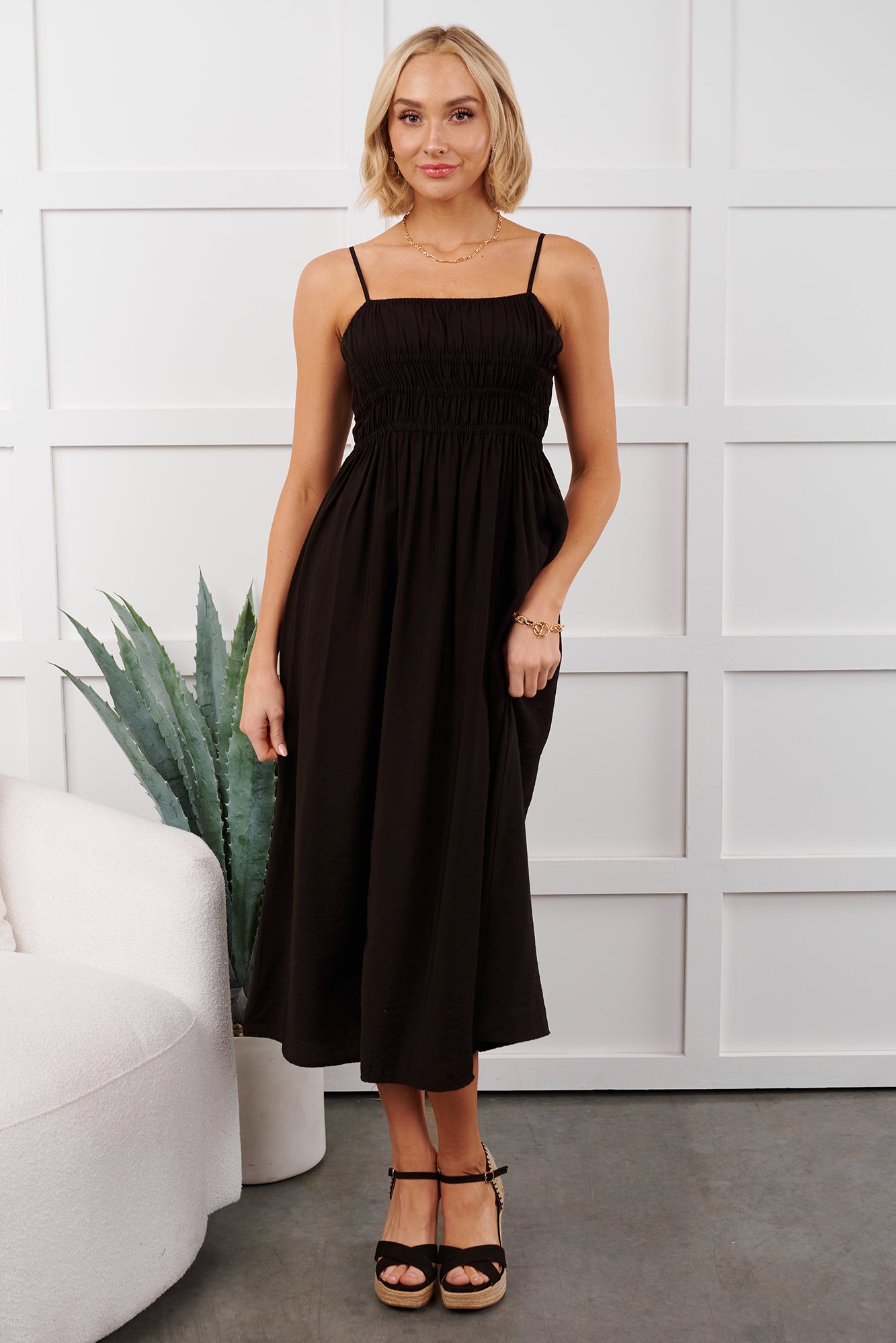 Major Flirt Sleeveless Smocked Midi Dress (Black)