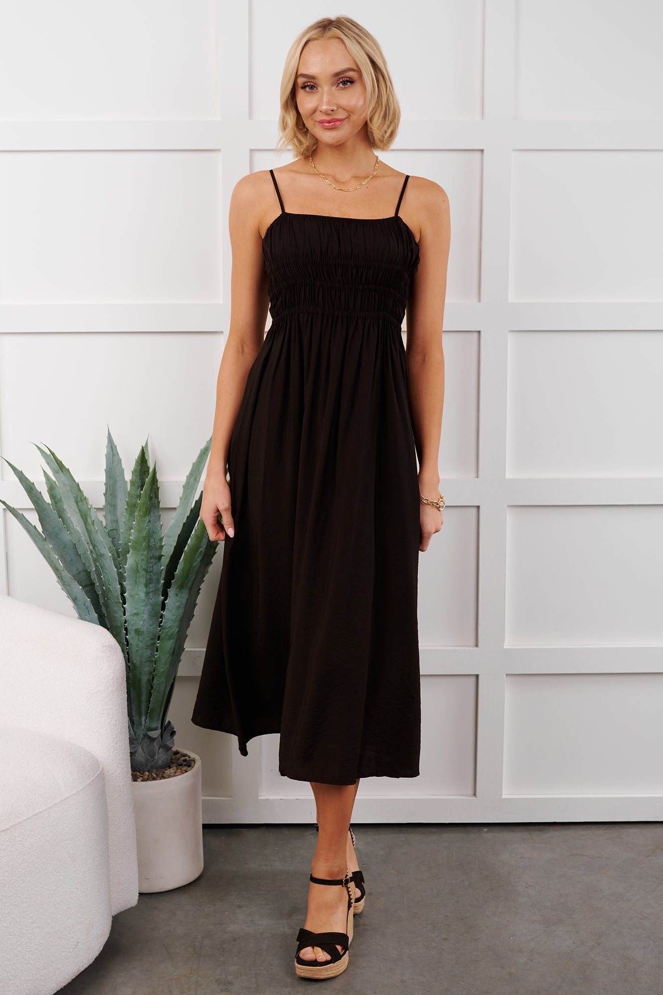 Major Flirt Sleeveless Smocked Midi Dress (Black)