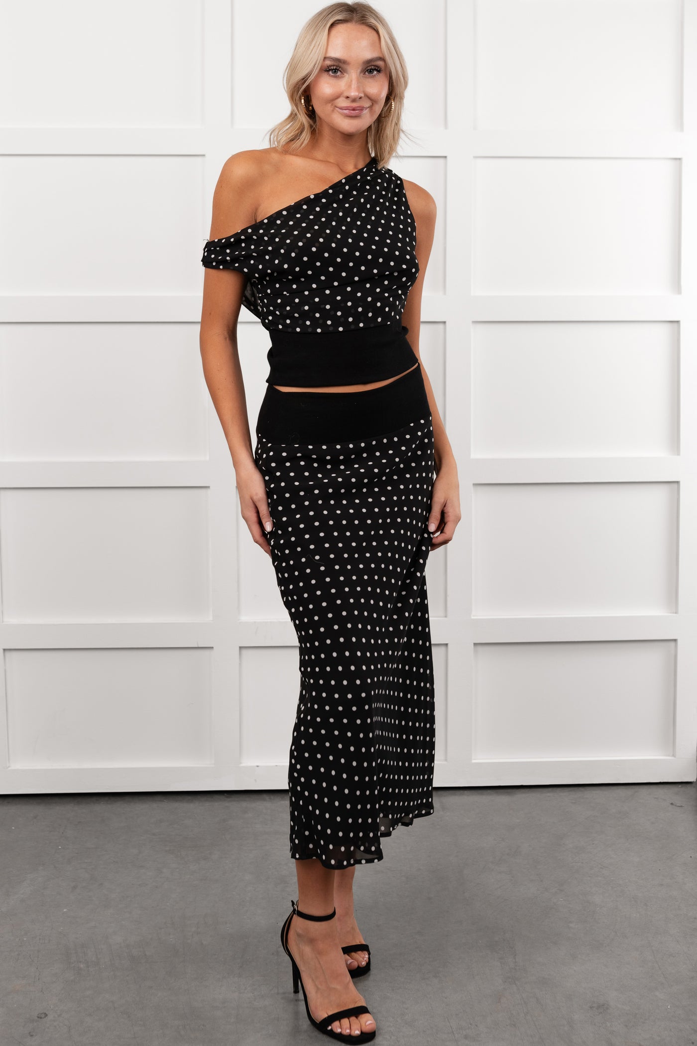 LE LIS Women's Heat Of It Polka-Dot One Shoulder Top Midi Skirt Set in Black/White - Size XS LE LIS Women's Heat Of It Polka-Dot One Shoulder Top Midi Skirt Set in Black/White - Size XS