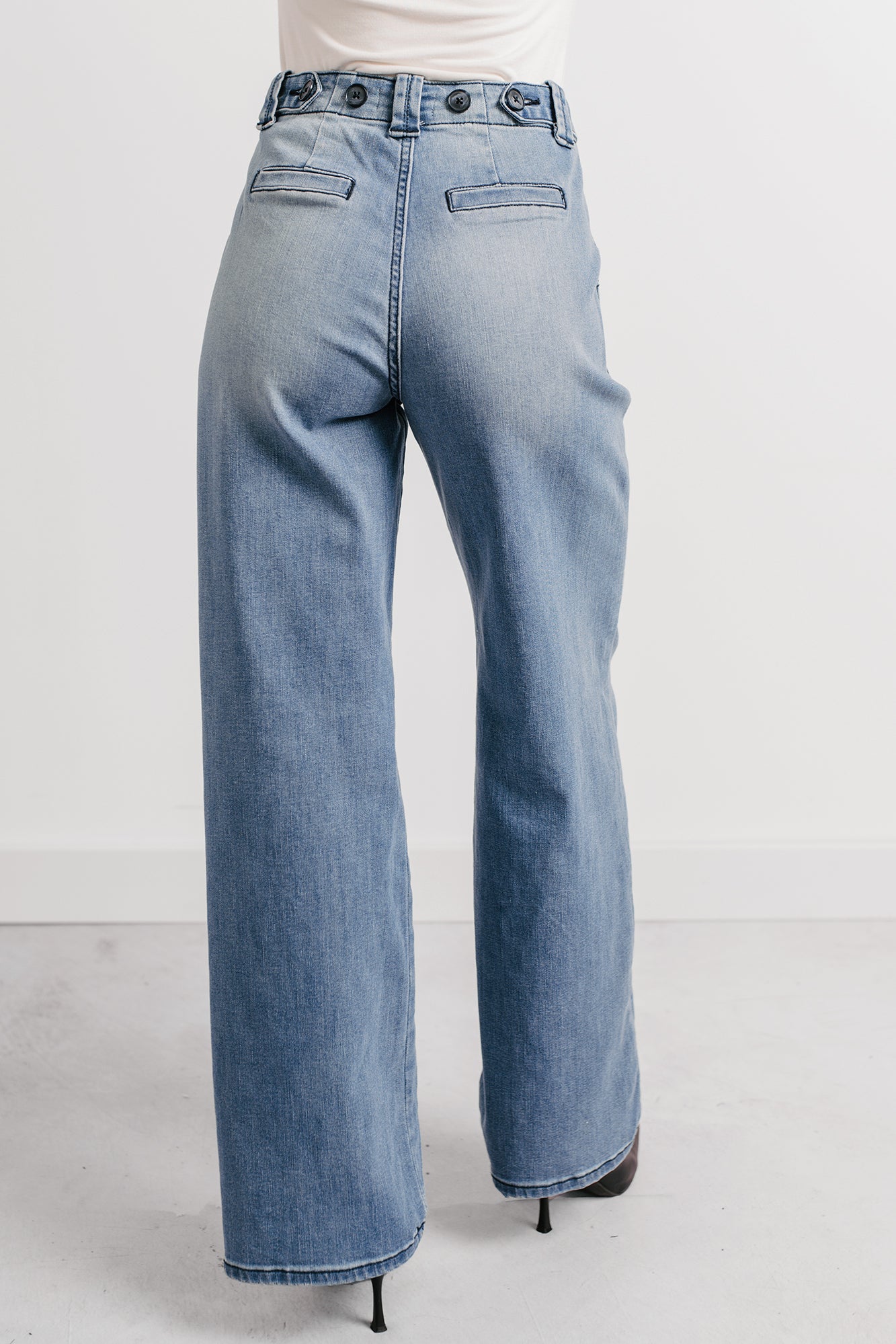 Betty Non-Distressed High Rise Wide Leg Sneak Peek Jeans (Medium