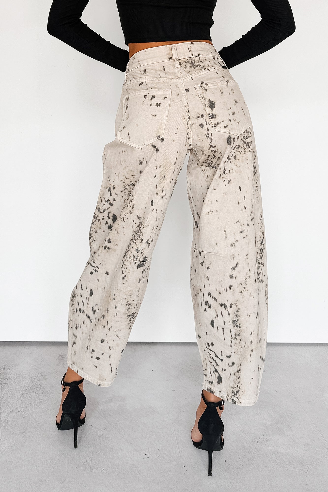 Zane High Rise Printed Barrel Kancan Jeans (Beige/Black) - NanaMacs