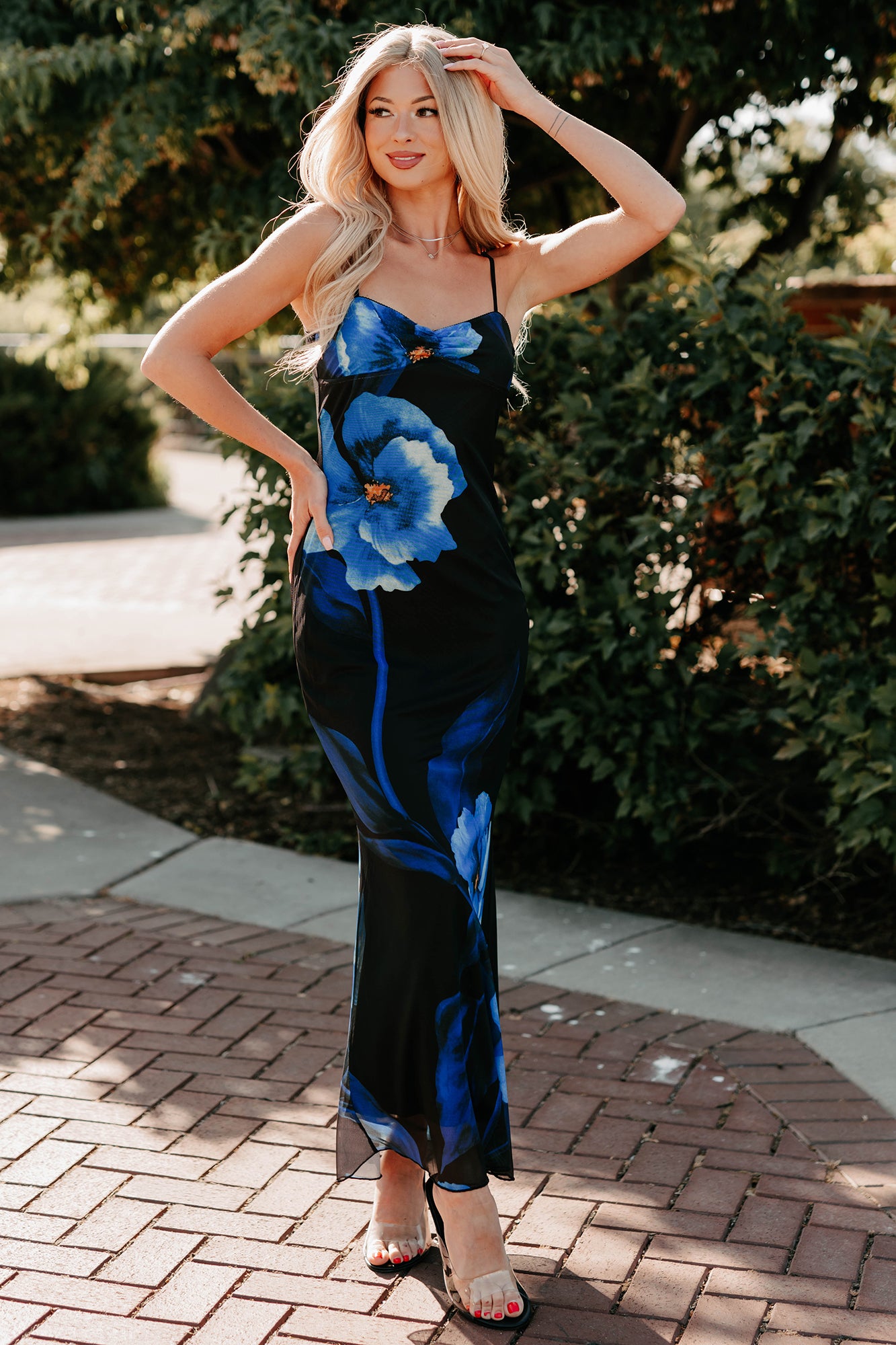 Women's Chic Uprising Sleeveless Floral Maxi Dress in Black/Blue